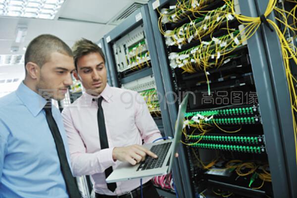 網(wǎng)絡(luò)服務(wù)器室里的網(wǎng)絡(luò)工程 構(gòu)建數(shù)字化時代的基石